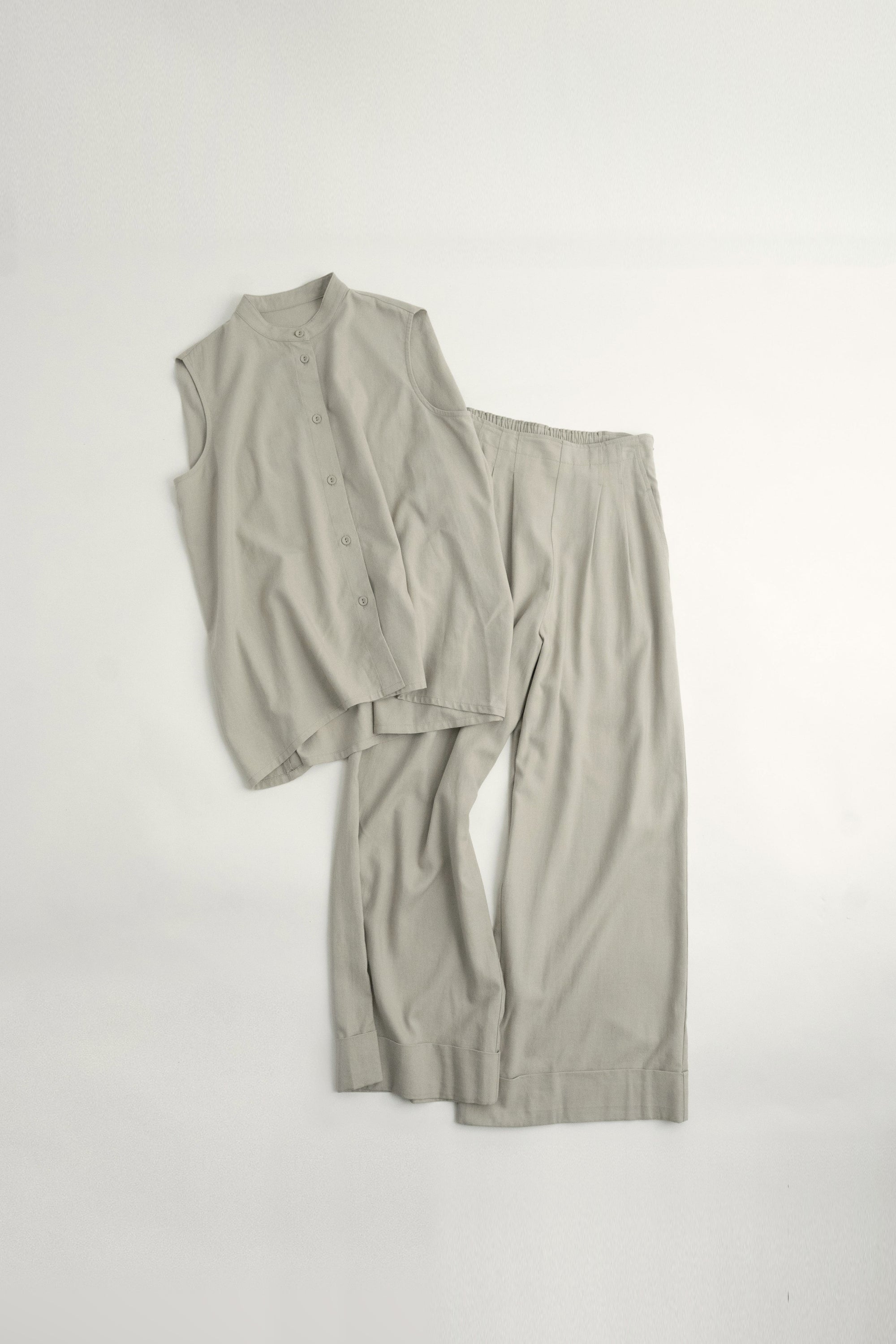 サンドベージュ