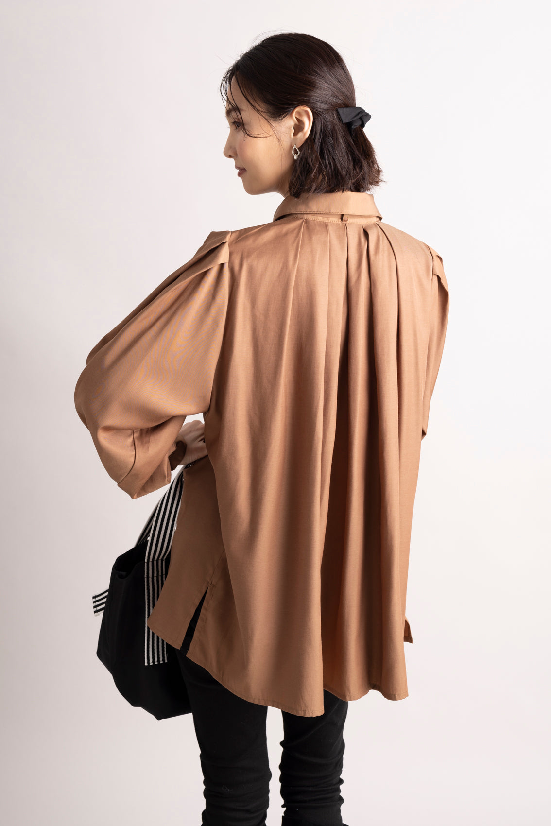 リボン付きタックブラウス NS-156