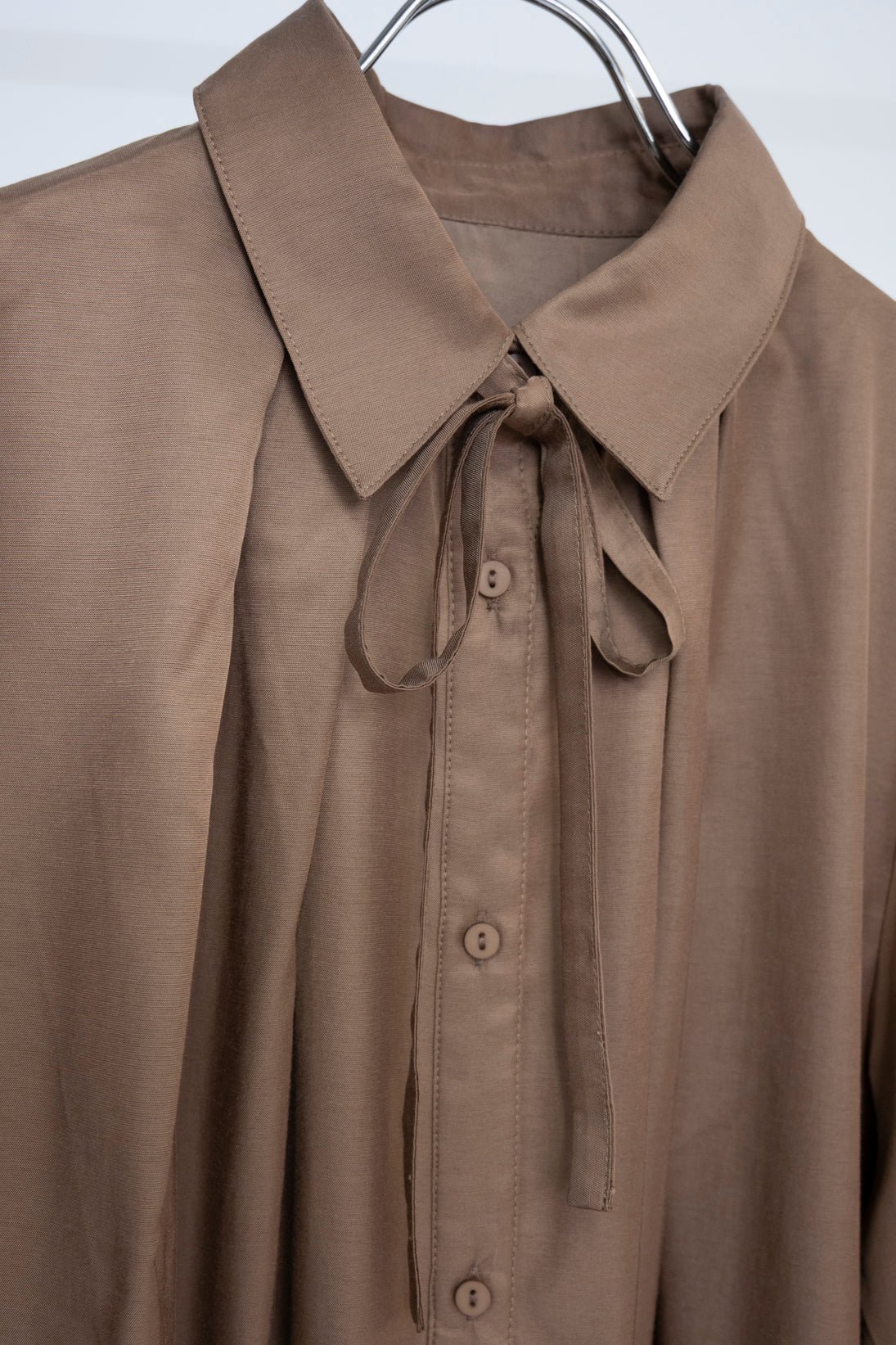 リボン付きタックブラウス NS-156